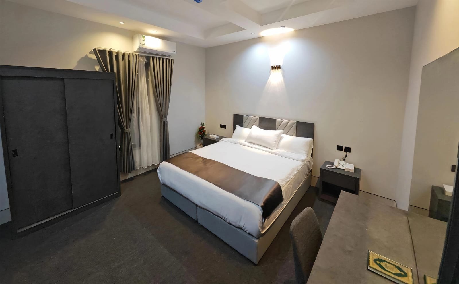 غرفة مفردة بسرير كينج